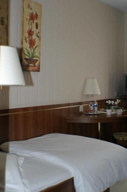 Hotel Re'ser Stuff Roeser Exterior foto